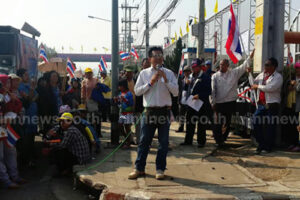 ป่วน! กปปส.เพชรบูรณ์ บุกสถานที่เลือกตั้งล่วงหน้าร.ร.อนุบาลบึงสามพัน ชนกับวันสอบนักเรียน