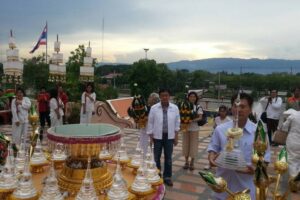 ผู้ว่าราชการจังหวัดเพชรบูรณ์ ประธานพิธีอัญเชิญพระบรมสารีริกธาตุจากพระวิหารหลวงพ่อเพชรมีชัย ขึ้นสู่ลานประทักษิณ พุทธอุทยานเพชบุระ