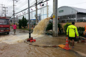 ฝนถล่มเพชรบูรณ์กระแสน้ำซัดกำแพงโรงเรียนพัง