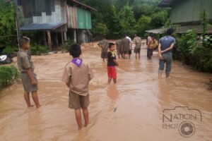 น้ำป่าจากอุทยานแห่งชาติน้ำหนาว ไหลท่วมหมู่บ้านในรอบ 50 ปี