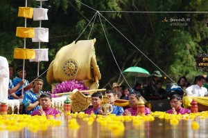 ประชาชนและนักท่องเที่ยวแห่ชมพิธีอุ้มพระดำน้ำจังหวัดเพชรบูรณ์ต่างประทับใจกับประเพณีหนึ่งเดียวในโลก