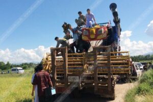 หนุ่มพิจิตรชะตาขาด จับสายไฟฟ้าพ้นหลังคารถ ถูกไฟดูดดับ