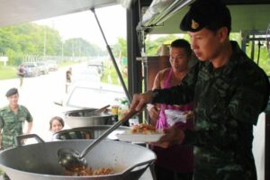 ชาวบ้านเพชรบูรณ์ปลื้ม ข้าวกะเพราทหารม้า ถูกและอร่อยขอจัดไปนานๆ