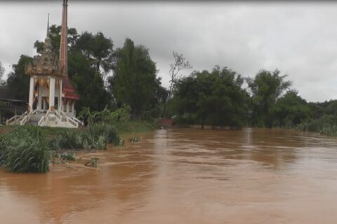 ฝนที่ตกต่อเนื่องบนเทือกเขา ส่งผลให้ปริมาณน้ำในแม่น้ำป่าสักล้นเอ่อท่วมบ้านเรือนประชาชนในหลายพื้นที่ของอำเภอหล่มสัก จ.เพชรบูรณ์