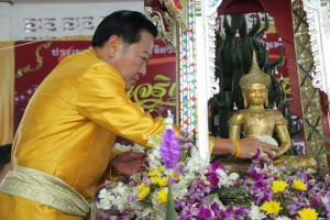 (11 ต.ค.58) จังหวัดเพชรบูรณ์ อัญเชิญพระพุทธมหาธรรมราชาประดิษฐานบนรถบุษบก จัดขบวนแห่ทางบกรอบเมือง