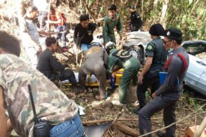 ระทึกเกิดอุบัติเหตุรถยนต์เก๋งเบนซ์แหกโค้งจุดเดิมทางขึ้นลงภูทับเบิกเสียชีวิต1บาดเจ็บ2