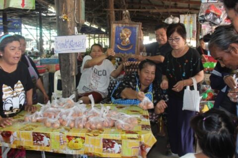 ครอบครัวชาวมุสลิมที่เพชรบูรณ์ แจกไข่ไก่ให้ประชาชน ถวายเป็นพระราชกุศล