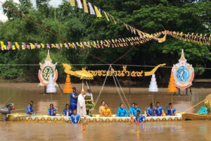 เริ่มแล้วประเพณี 'อุ้มพระดำน้ำ' หนึ่งเดียวในโลก ปชช.แห่ร่วมพิธีคับคั่ง(มีภาพ)