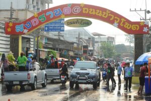 ชาวเพชรบูรณ์เฮ! สาดน้ำสงกรานต์ถนนข้าวโพดยังมีต่อ แต่งดรื่นเริง-มหรสพ