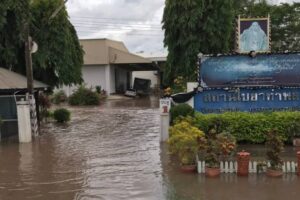 พายุฝนถล่มเพชรบูรณ์ น้ำท่วมโรงพยาบาลกลางดึก ร.ร.บ้านอมกง หยุด 2 วัน