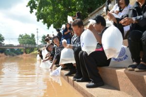 จ.เพชรบูรณ์ ปล่อยกุ้งก้ามกรามเพิ่มผลผลิตสัตว์น้ำในแหล่งน้ำธรรมชาติ