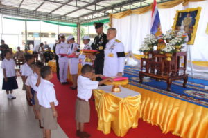 สมเด็จพระเจ้าอยู่หัว พระราชทานเครื่องเขียนให้นักเรียน จ.เพชรบูรณ์-กาฬสินธุ์