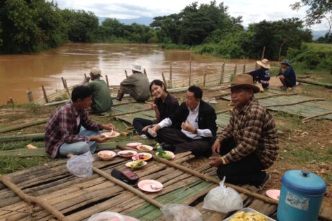 ชาว ต.ดงมูลเหล็ก เมืองเพชรบูรณ์ รวมพลังสร้างทำนบกั้นน้ำ โดย ธ.ก.ส.สาขาบ้านโคกเพชรบูรณ์ สนับสนุนอาหารกลางวันและน้ำดื่ม