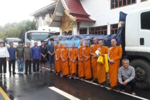 คณะสงฆ์และประชาชนชาวเพชรบูรณ์ ส่งข้าวสารอาหารแห้งช่วยผู้ประสบอุทกภัย จ.สกลนคร