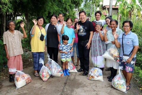 เทศบาลเมืองเพชรบูรณ์ เยี่ยมผู้ประสบภัยน้ำท่วมพร้อมมอบถุงยังชีพ