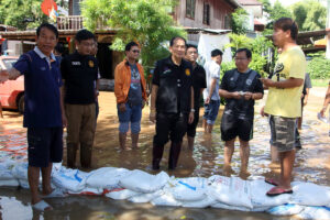 ผู้ว่าฯ เพชรบูรณ์ ลงพื้นที่ตรวจสอบสถานการณ์น้ำท่วม นอกแนวป้องกันน้ำท่วมเมืองเพชรบูรณ์