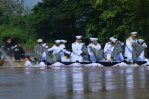 ผู้ว่าฯเพชรบูรณ์อัญเชิญพระโกศบรรจุเถ้าดอกไม้จันทน์ลอยแม่น้ำป่าสัก