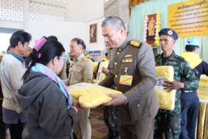 องคมนตรี มอบผ้าห่มกันหนาวพระราชทานที่จังหวัดเพชรบูรณ์