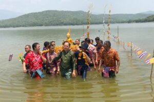 เพชรบูรณ์ ชาวบ้านป่าแดง จัดประเพณีหามพระดำน้ำประจำปี2561