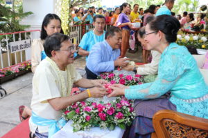 เพชรบูรณ์ข้าราชการ และประชาชน แต่งกายชุดไทย ชุดลายดอก เข้ารดน้ำขอพรผู้ว่าราชการจังหวัดเพชรบูรณ์ เนื่องในเทศกาลสงกรานต์ ปี 2561