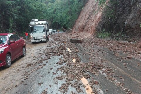 เพชรบูรณ์ ฝนตกหนักเขาสไลด์ถล่มทับทาง รถกระบะลื่นพลิกคว่ำ 2 คัน