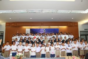 เหล่ากาชาดชมรมแม่บ้านมหาดไทยและสภาอุตสาหกรรมจังหวัดเพชรบูรณ์ มอบทุนการศึกษาแก่นักเรียนที่เรียนดีแต่ขาดแคลนทุนทรัพย์