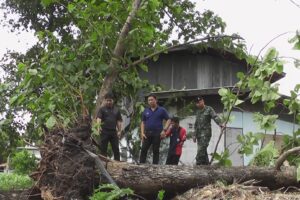 เพชรบูรณ์ เร่งให้ความช่วยเหลือบ้านเรือนราษฎร ตำบลบ่อไทย อำเภอหนองไผ่ จังหวัดเพชรบูรณ์ หลังถูกพายุพัดถล่มพังเสียหาย