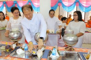 ผู้ว่าฯเพชรบูรณ์นำพุทธศาสนิกชนร่วมทำบุญตักบาตรฟังธรรมเนื่องในวันวิสาขบูชา