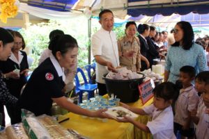 สภาสังคมสงเคราะห์แห่งประเทศไทยฯ ร่วมกับ จังหวัดเพชรบูรณ์จัดโครงการน้ำพระทัยพระราชทานเลี้ยงอาหารกลางวันเด็กนักเรียนที่อยู่ห่างไกล