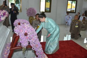 พระเจ้าหลานเธอ พระองค์เจ้าอทิตยาทรกิติคุณ ทรงตัดหวายลูกนิมิตอุโบสถ วัดโคกสะแกลาด จังหวัดเพชรบูรณ์