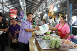 ทสจ.เพชรบูรณ์ จัดกิจกรรม ทำความดีด้วยหัวใจ ลดรับ ลดให้ ลดใช้ถุงพลาสติก ร่วมรณรงค์แจกถุงถ้าในตลาดสด