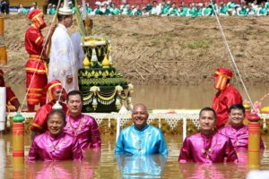 ผู้คนนับหมื่นแห่ร่วมพิธีอุ้มพระดำน้ำจังหวัดเพชรบูรณ์