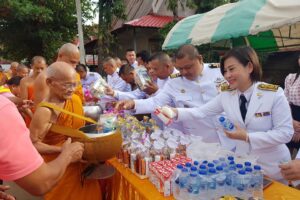 อ.ศรีเทพ- ข้าราชการพ่อค้าประชาชนร่วมทำบุญตักบาตร เนื่องในวันปิยมหาราช