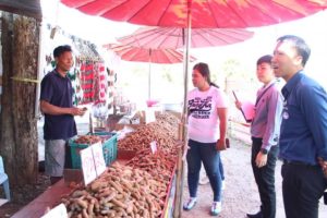 พาณิชย์จังหวัดเพชรบูรณ์ลงพื้นที่สำรวจร้านค้าจำหน่ายมะขามหวานบริเวณริมถนน เส้นทาง พิษณุโลก - หล่มสัก