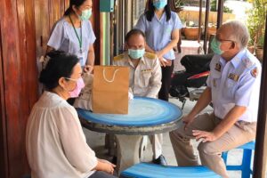 นายอำเภอวิเชียรบุรี ลงพื้นที่ตรวจเยี่ยมให้กำลังใจ บุคคลที่ Quarantine อยู่ในเคหสถานของตนเอง