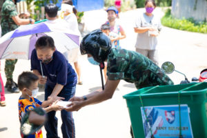 “ทหาร ห่วงใยประชาชน” พล.ม.1 ค่ายพ่อขุนผาเมือง โดย ม.3 แจกฟรีอาหาร บรรเทาความเดือดร้อน จาก COVID-19