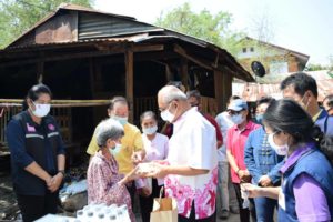 ผู้ว่าราชการจังหวัดเพชรบูรณ์ ลงพื้นที่เยี่ยมบ้านผู้สูงอายุไร้ที่พึ่ง โครงการ ”1 ตำบล จนที่สุด”