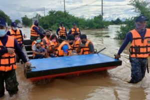 นพค.16 จัดเรือ-รถรับส่ง ปชช.เพชรบูรณ์ จากเหตุน้ำท่วม พร้อมช่วยขนสิ่งของขึ้นที่สูง